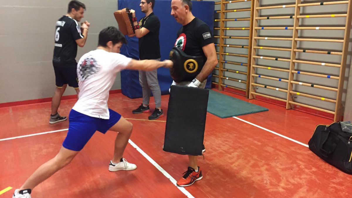 Lezioni di kick boxing al Liceo Sportivo Santachiara