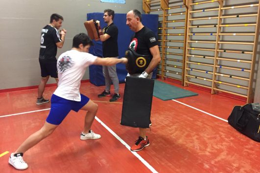 Lezioni di kick boxing al Liceo Sportivo Santachiara