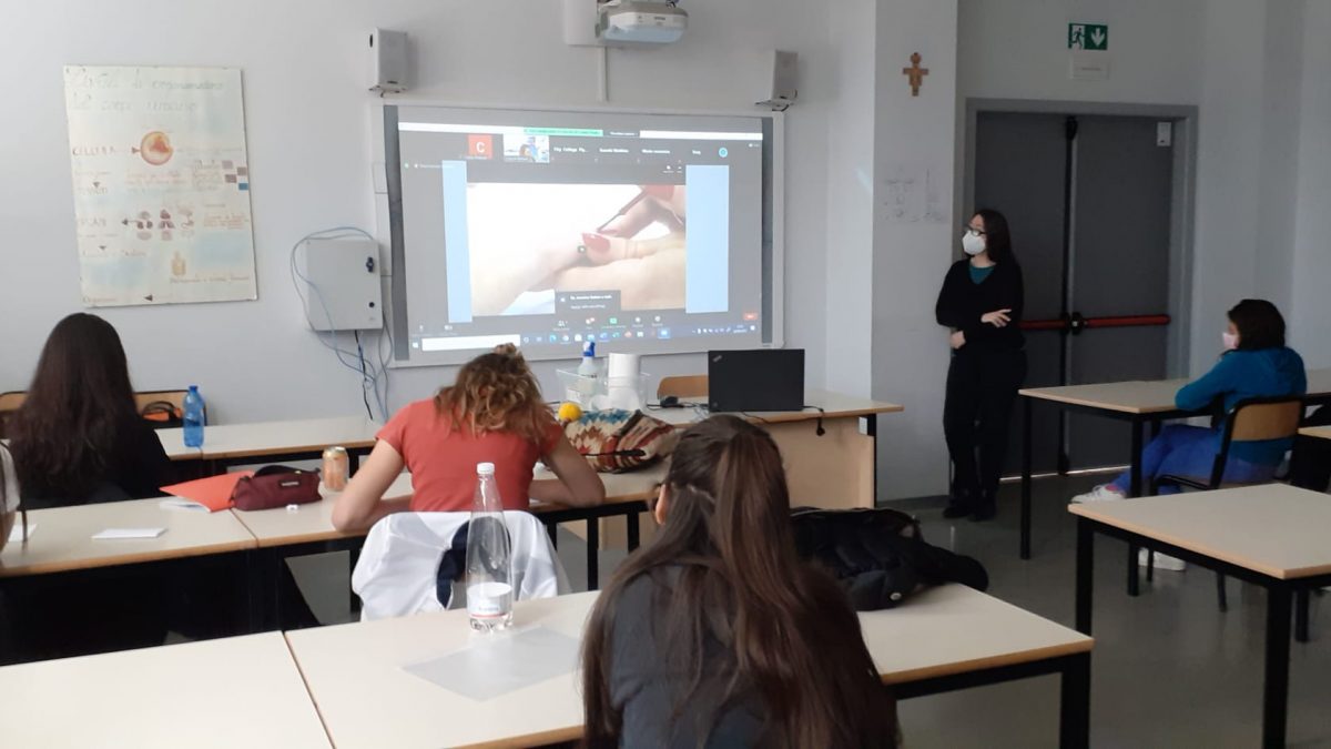 Le allieve di I e III Estetica del CFP vogherese partecipano al webinar “Introduction to a manicure” organizzato dal City College di Plymouth