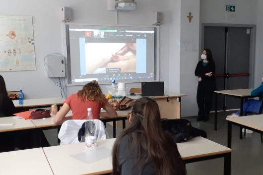 Le allieve di I e III Estetica del CFP vogherese partecipano al webinar “Introduction to a manicure” organizzato dal City College di Plymouth